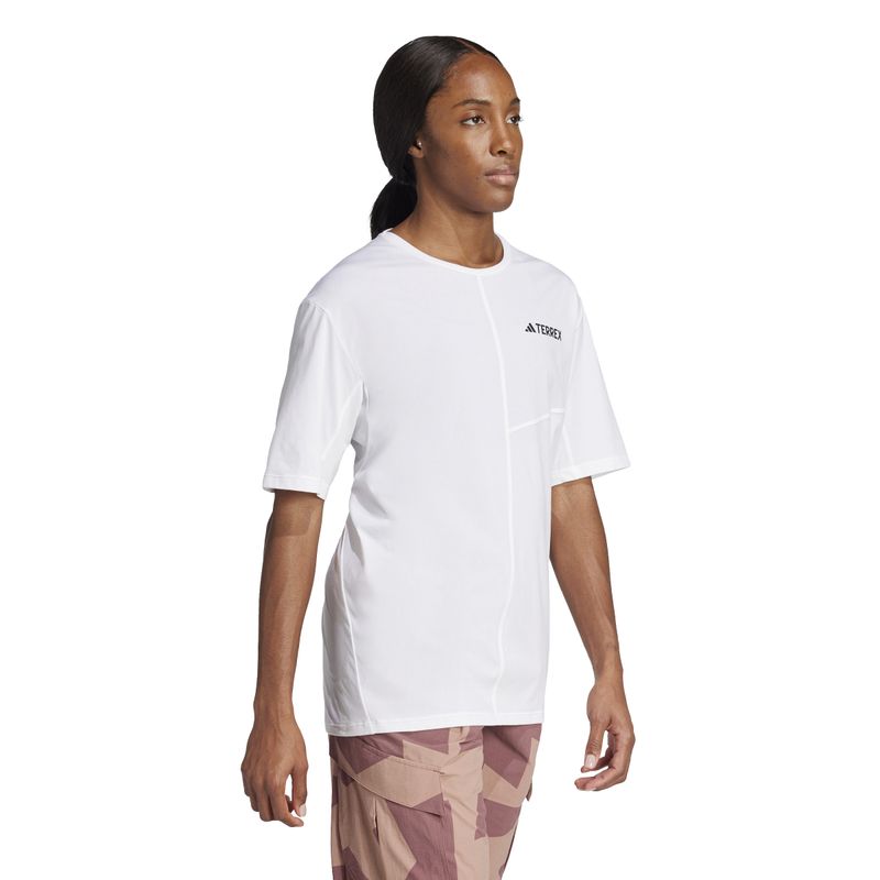 JE0366_4_APPAREL_On Model_Walking View_white.jpg