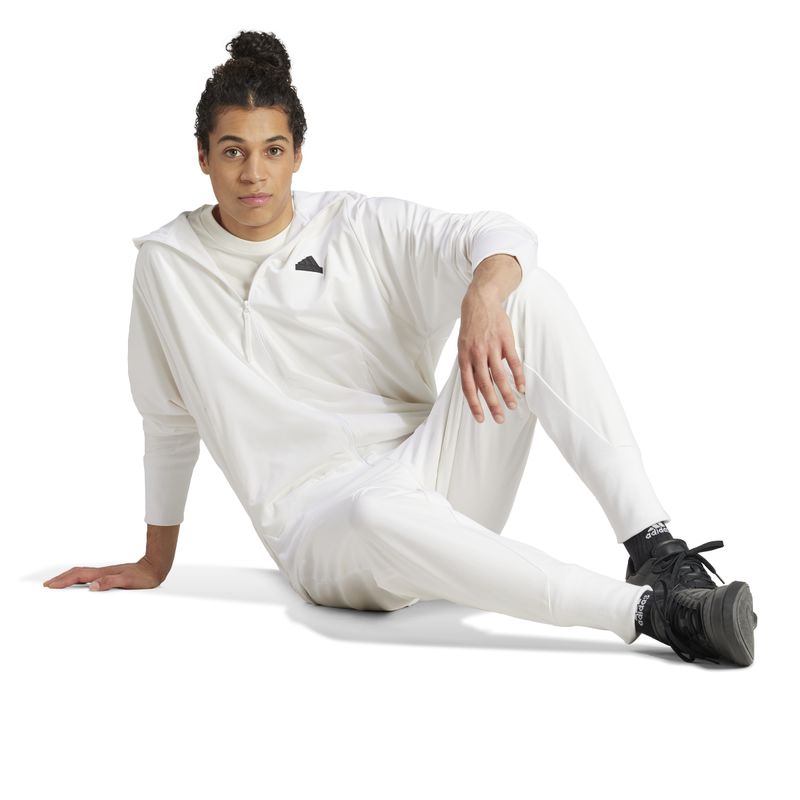 IN1909_5_APPAREL_On Model_Walking View_white.jpg