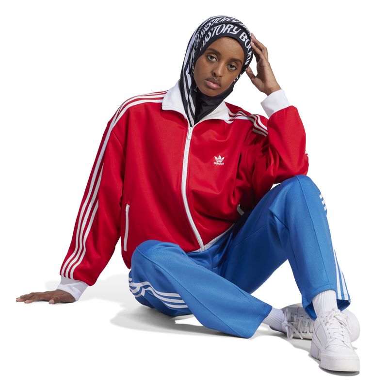 IK0431_6_APPAREL_On Model_Walking View_white.jpg