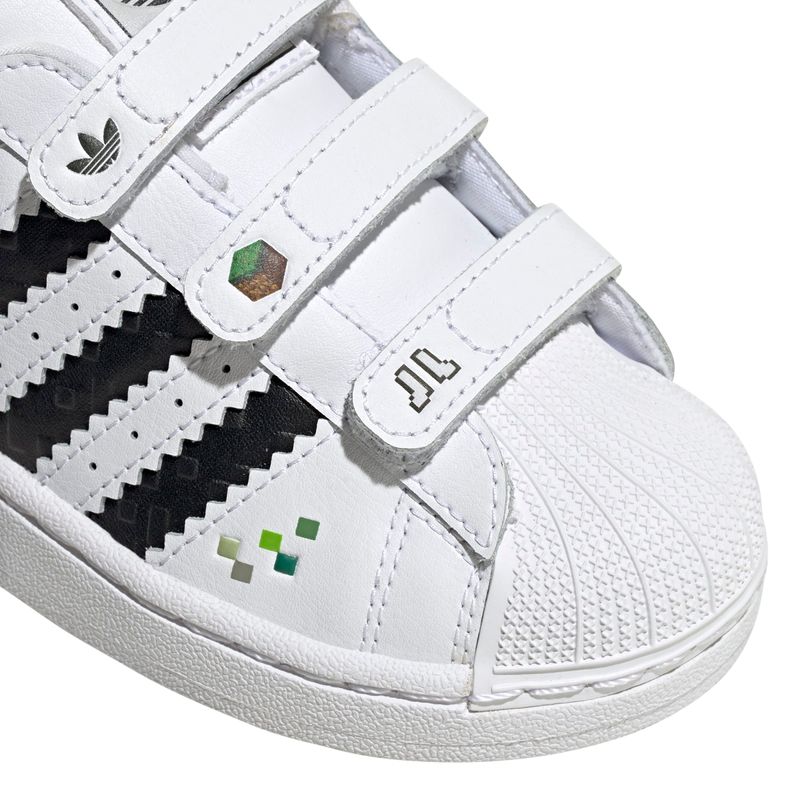 JQ8748_8_FOOTWEAR_Photography_Detail View 1_white.jpg
