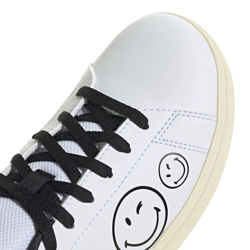 IH6276_8_FOOTWEAR_Photography_Detail View 1_white